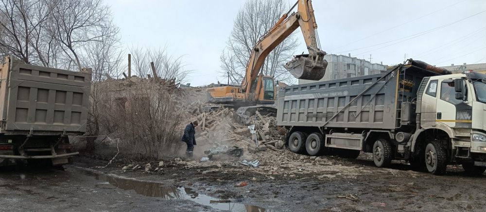 Демонтажные работы спецтехникой (экскаваторы, гидроножницы) стоимость услуг и где заказать - Мильково