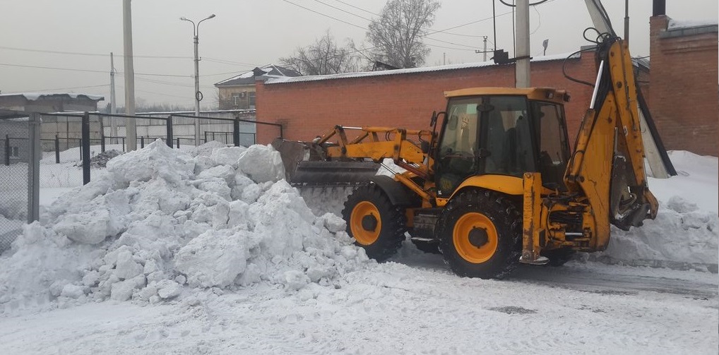 Экскаватор погрузчик для уборки снега и погрузки в самосвалы для вывоза в Петропавловске-Камчатском
