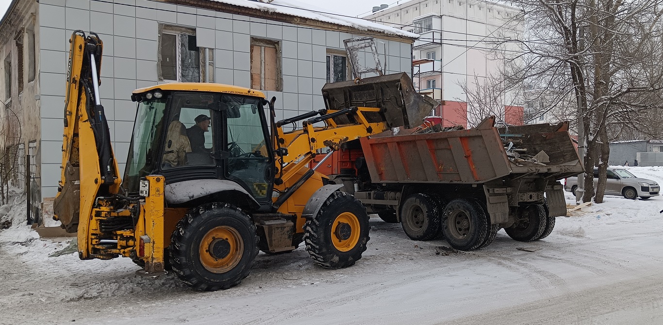 Уборка и вывоз строительного мусора, ТБО с помощью экскаватора и самосвала в Усть-Камчатске